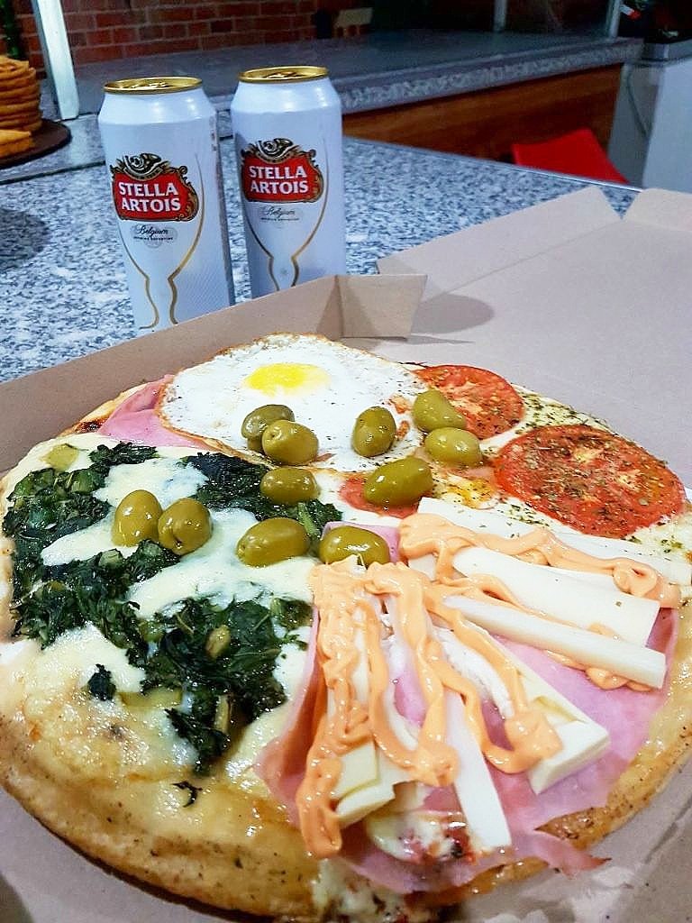 Pizza con espinaca, jamón crudo, huevo y tomate