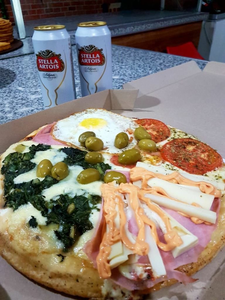 Pizza cuatro gustos con espinaca, jamón, huevo y tomate