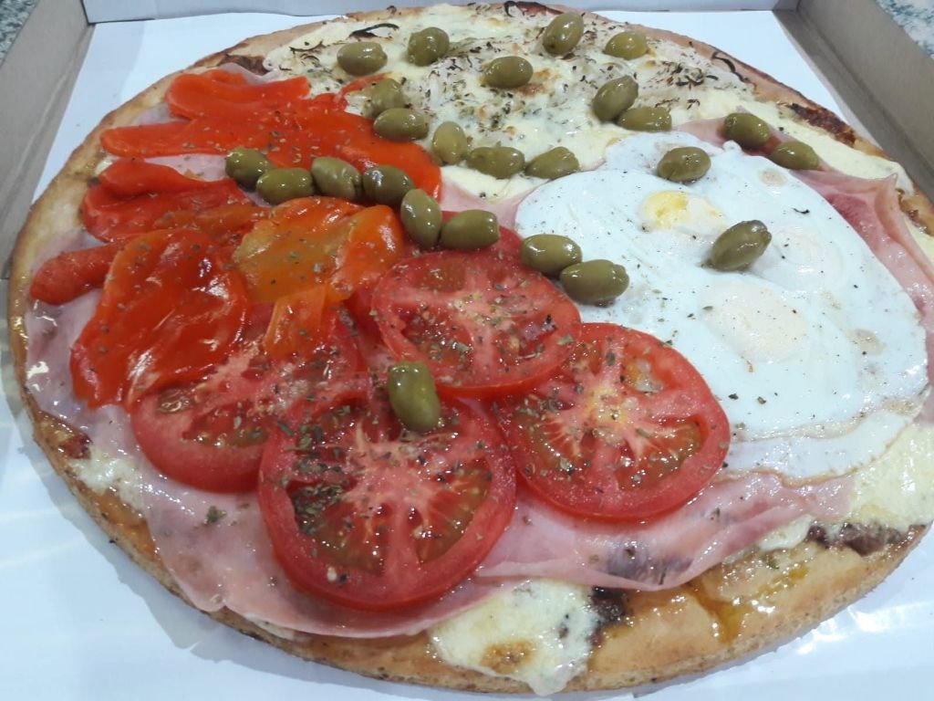 Pizza cuatro estaciones con huevo, tomate y morrones