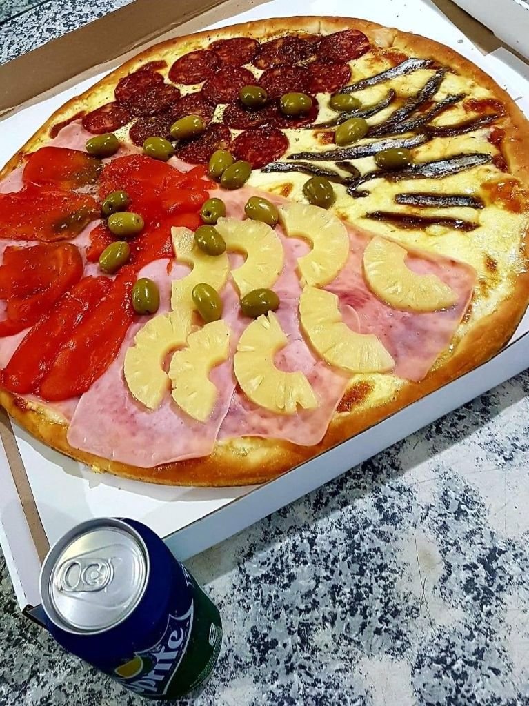 Pizza con salame, jamón y ananá